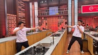 Gio berteman dekat dengan Mario MasterChef Indonesia Season 10. Sayangnya, langkah Mario terhenti hanya di posisi 3 besar. Foto: Instagram @gio.mci10