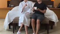 Momen kemesraan Giovani dan sang istri lainnya yang dibagikan. Mereka tampak menikmati secangkir kopi saat menyambut pagi. Foto: Instagram @gio.mci10