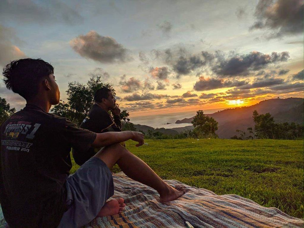 Gunung Gareng, Tempat Ngabuburit Dihiasi Sunset Cantik Warga Malang-Blitar