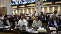 Sri Mulyani bersama jajaran melakukan rapat dengar pendapat dengan Komisi XI.