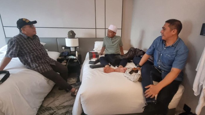 IAS dan Deng Ical menjenguk Ustaz Dasad Latif yang dirawat di Singapura.