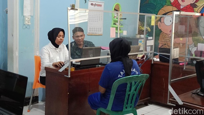 Pelaku pembuangan jasad bayi di Desa Karangnangka, Kecamatan Mrebet, Kabupaten Purbalingga diinterogasi Unit PPA Mapolres Purbalingga, Senin (27/3/2023).