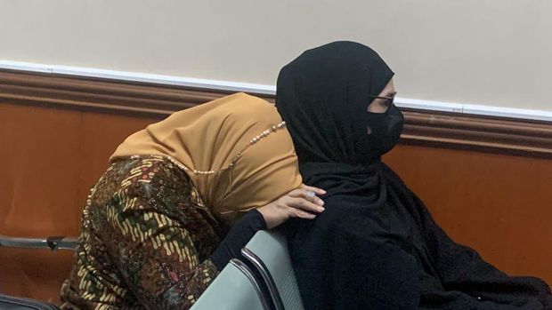 Ibunda AKBP Dody menangis di sidang anaknya (Silvia-detikcom)