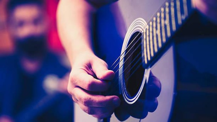 Ilustasi bermain gitar.