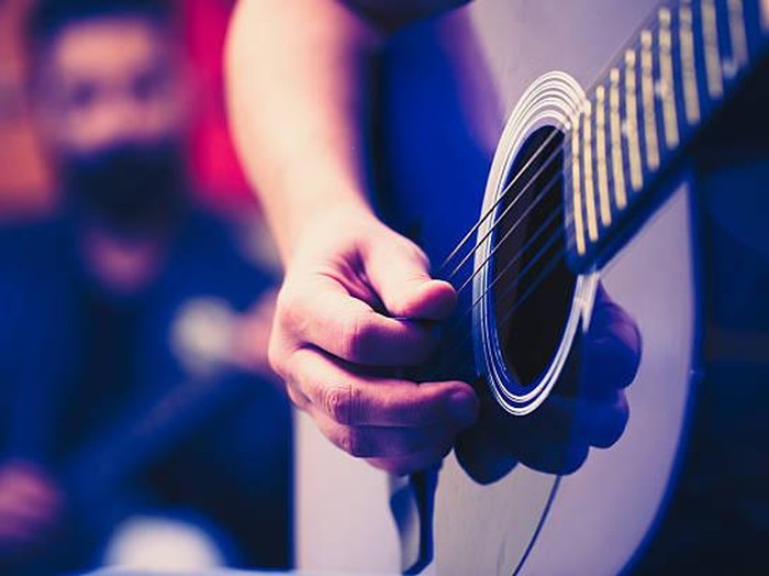 Ilustasi bermain gitar.