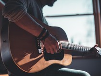 Lirik dan Chord Lagu Kita Usahakan Lagi dari Batas Senja