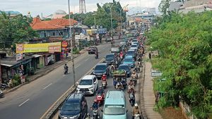 Banyak Kendaraan Putar Balik, Jalan Juanda Ciputat Macet