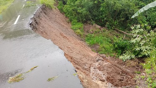 Jalan provinsi di jalur Noa-Golowelu, Manggarai Barat, NTT, amblas sepanjang 20 meter, karena curah hujan yang tinggi.