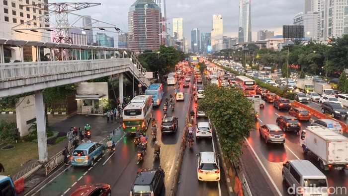 Jalan Tol Dalam Kota, Senin (27/3/2023) pukul 18.10 WIB macet.