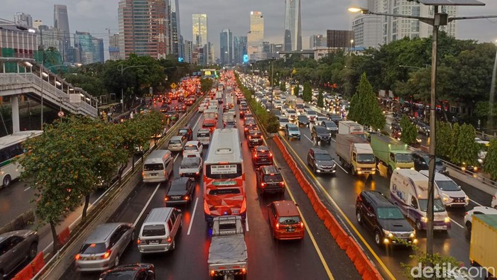Jalan Tol Dalam Kota, Senin (27/3/2023) pukul 18.10 WIB macet.
