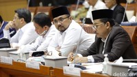 Menag Yaqut Cholil Qoumas beserta jajaran melakukan rapat kerja dengan komisi VIII DPR RI di Gedung Parlemen, Jakarta, Senin (27/3/2023).