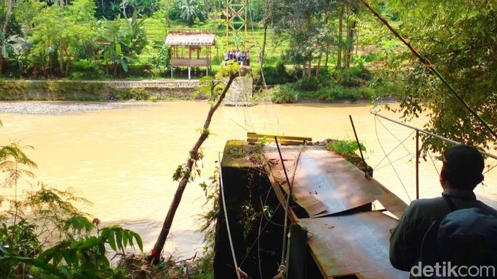 Jembatan gantung yang ambruk di Desa Sukajaya, Kecamatan Rajadesa.