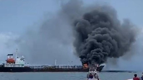 Kapal tanker MT Kristin terbakar di perairan Ampenan, Mataram.