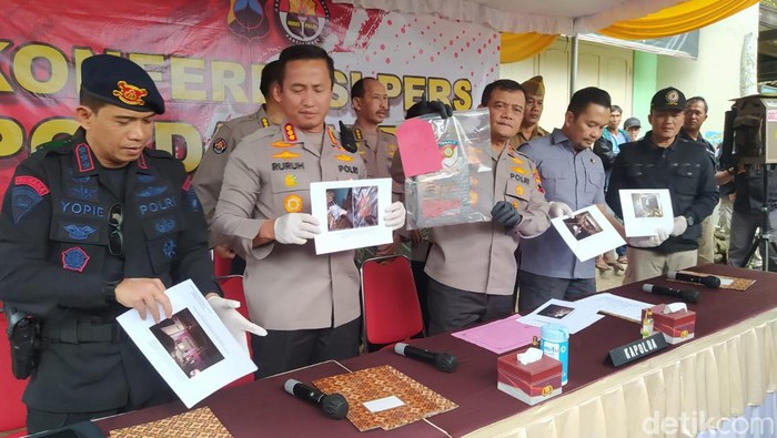 Kapolda Jateng Irjen Ahmad Luthfi mendatangi TKP ledakan petasan maut di Kaliangkrik Magelang, Senin (27/3/2023).