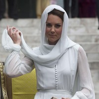 Kate Middleton pertamakali memakai kerudung di publik saat mengunjungi Kuala Lumpur, Malaysia pada 2012. Foto: Getty Images