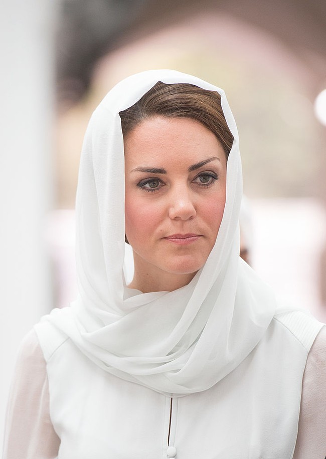 Kate Middleton tampil sopan memakai dress putih rancangan desainer Inggris, Beulah dan kerudung saat mengunjungi Masjid Assyakirin di Kuala Lumpur, Malaysia. Foto: Getty Images