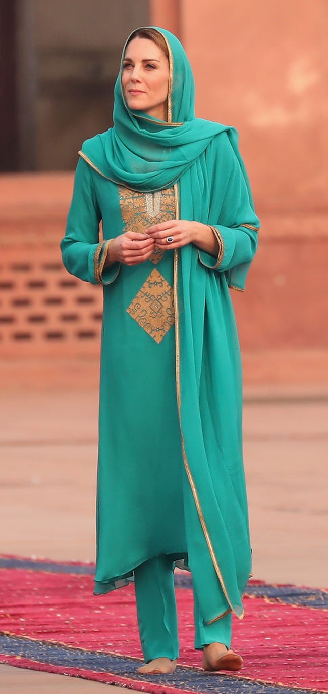 Ibu tiga anak ini mengenakan baju tradisional Pakistan yang disebut shalwar kameez. Baju dengan model tunik dengan bordiran emas itu ia pasangkan dengan celana berwarna sama.  Foto: Getty Images