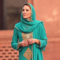 Ibu tiga anak ini mengenakan baju tradisional Pakistan yang disebut shalwar kameez. Baju dengan model tunik dengan bordiran emas itu ia pasangkan dengan celana berwarna sama.  Foto: Getty Images