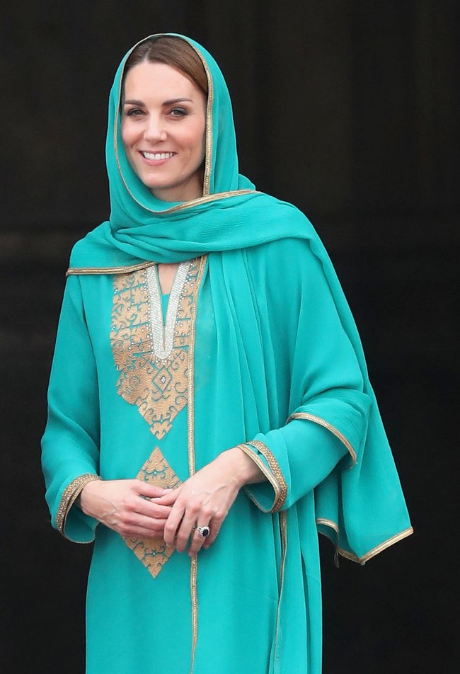 Kate Middleton mengenakan dupatta scarf yang dipakainya sebagai kerudung saat datang ke Masjid Badshahi, Pakistan. Foto: Getty Images