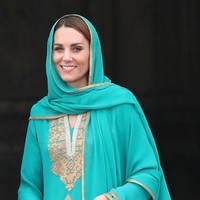 Kate Middleton mengenakan dupatta scarf yang dipakainya sebagai kerudung saat datang ke Masjid Badshahi, Pakistan. Foto: Getty Images