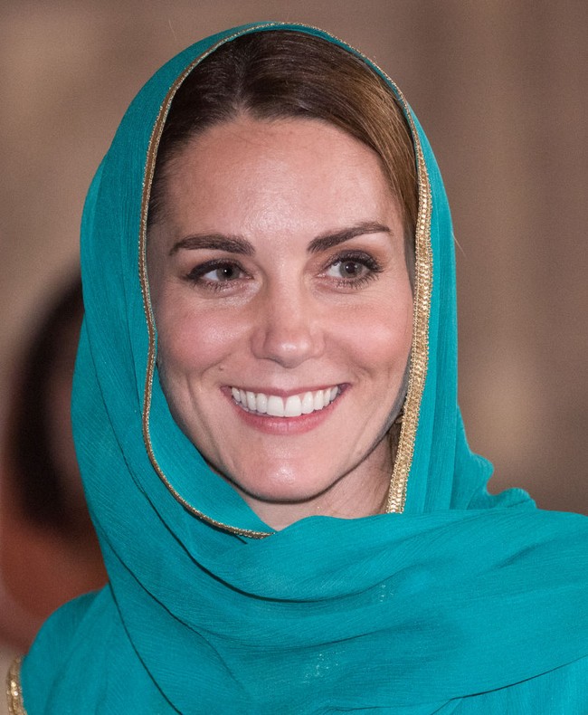 Kate Middleton kembali memakai kerudung saat mengunjungi Pakistan pada 2019. Kate mendampingi Pangeran William mendatangi Masjid Badshahi di Lahore, Pakistan. Foto: Getty Images