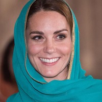 Kate Middleton kembali memakai kerudung saat mengunjungi Pakistan pada 2019. Kate mendampingi Pangeran William mendatangi Masjid Badshahi di Lahore, Pakistan. Foto: Getty Images