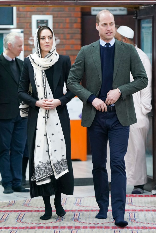 Dan penampilan terbaru Kate Middleton dengan kerudung terjadi pada Maret 2023 ini. Kate tampil memakai kerudung saat mendampingi Pangeran William mendatangi Hayes Muslim Centre di Hayes, Inggris.
