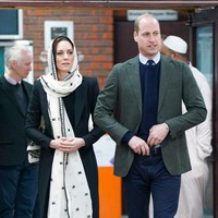 Dan penampilan terbaru Kate Middleton dengan kerudung terjadi pada Maret 2023 ini. Kate tampil memakai kerudung saat mendampingi Pangeran William mendatangi Hayes Muslim Centre di Hayes, Inggris.
