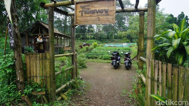 Kegiatan emak-emak petani organik menunggu waktu berbuka puasa