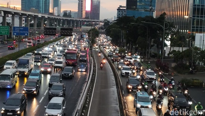 Kemacetan terjadi di ruas Jalan Gatot Subroto, tepatnya di Pancoran, Jakarta Selatan (Jaksel) petang ini. Kemacetan terjadi akibat tingginya volume kendaraan. (Brigitta Belia/detikcom)