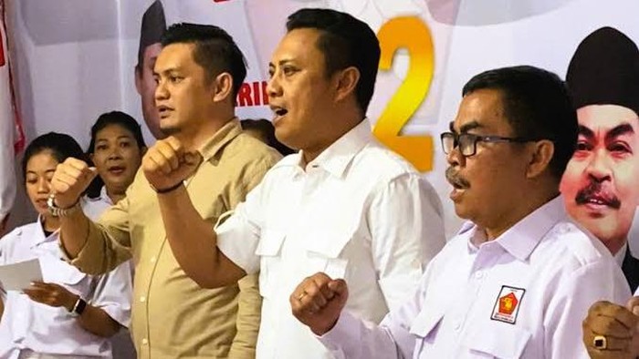 Ketua Gerindra Sulsel Andi Iwan Darmawan Aras (tengah) dan Ketua Gerindra Tana Toraja Zadrak Tombeg (kanan).