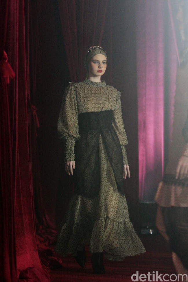 Inilah koleksi busana Lebaran 2023, Kolaborasi Aleza dengan tiga desainer, Mel Ahyar, Barli Asmara dan Rama Dauhan yang bertajuk The Pandora. Foto: Mohammad Abduh/Wolipop.