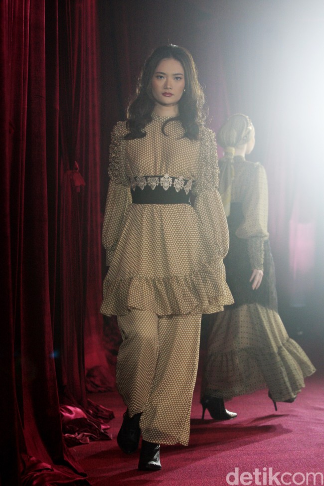 Inilah koleksi busana Lebaran 2023, Kolaborasi Aleza dengan tiga desainer, Mel Ahyar, Barli Asmara dan Rama Dauhan yang bertajuk The Pandora.  Foto: Mohammad Abduh/Wolipop.