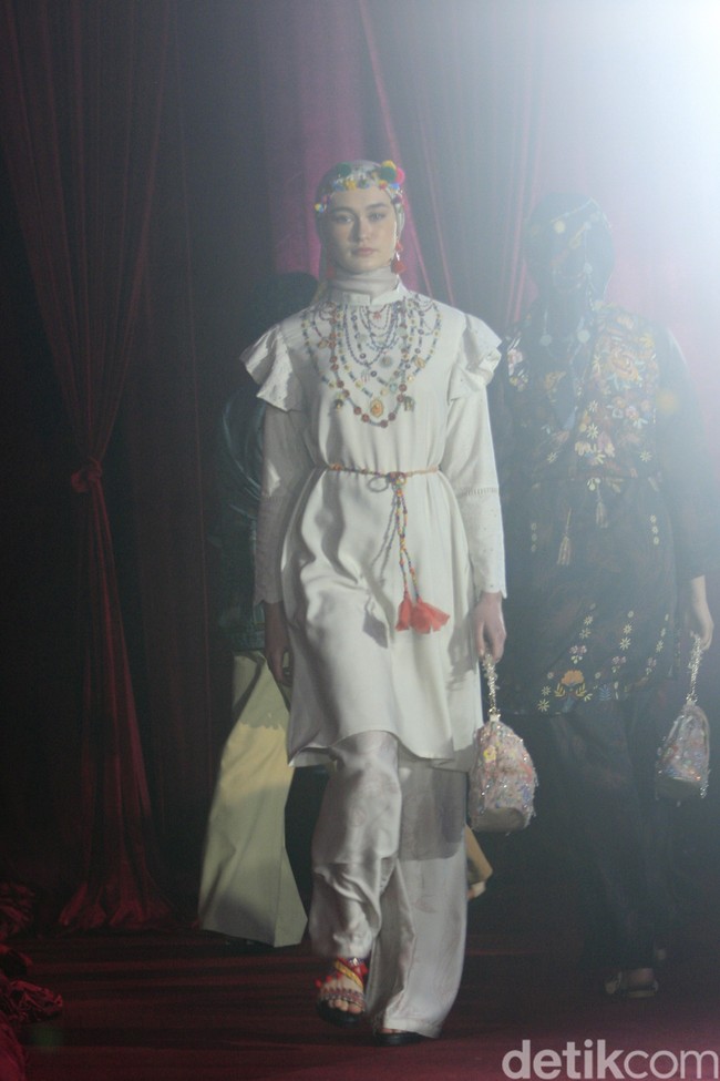 Inilah koleksi busana Lebaran 2023, Kolaborasi Aleza dengan tiga desainer, Mel Ahyar, Barli Asmara dan Rama Dauhan yang bertajuk The Pandora.  Foto: Mohammad Abduh/Wolipop.