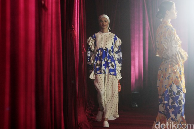 Inilah koleksi busana Lebaran 2023, Kolaborasi Aleza dengan tiga desainer, Mel Ahyar, Barli Asmara dan Rama Dauhan yang bertajuk The Pandora.  Foto: Mohammad Abduh/Wolipop.