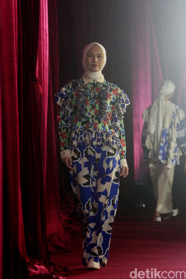 Inilah koleksi busana Lebaran 2023, Kolaborasi Aleza dengan tiga desainer, Mel Ahyar, Barli Asmara dan Rama Dauhan yang bertajuk The Pandora. Foto: Mohammad Abduh/Wolipop.