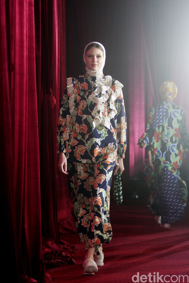 Inilah koleksi busana Lebaran 2023, Kolaborasi Aleza dengan tiga desainer, Mel Ahyar, Barli Asmara dan Rama Dauhan yang bertajuk The Pandora.  Foto: Mohammad Abduh/Wolipop.