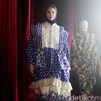 Inilah koleksi busana Lebaran 2023, Kolaborasi Aleza dengan tiga desainer, Mel Ahyar, Barli Asmara dan Rama Dauhan yang bertajuk The Pandora. Foto: Mohammad Abduh/Wolipop.