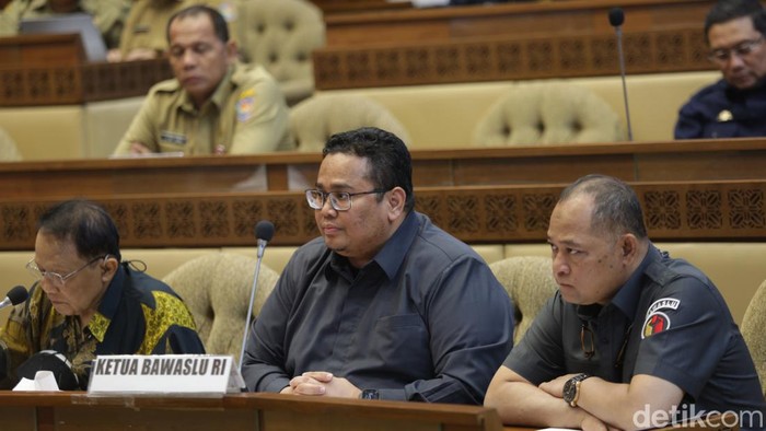 Komisi II DPR menggelar rapat bersama para penyelenggara pemilu, yakni KPU, Bawaslu dan Kemendagri hari ini soal verifikasi Prima.