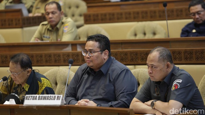 Rapat DPR, Ketua Bawaslu Cerita Orang Meninggal Bisa Milih di Pilkada