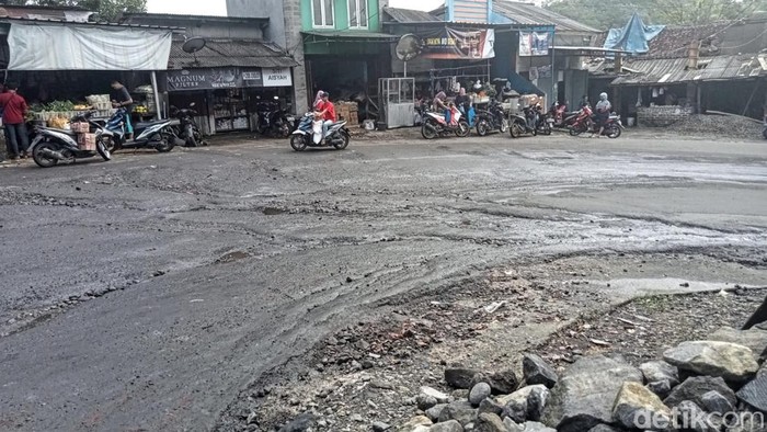 Kondisi jalan rusak di Pasirsuren Sukabumi
