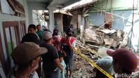Peristiwa terjadi pukul 20.10 WIB. Korban tewas bernama Mufid (33) warga Desa Giriwarno, Kecamatan Kaliangkrik, Kabupaten Magelang. Korban luka yaitu Nurhayah (41), Naela Janur (17), dan Nailatul (18) yang dirujuk ke RSUD Magelang. Foto: Eko Susanto/detikJateng 