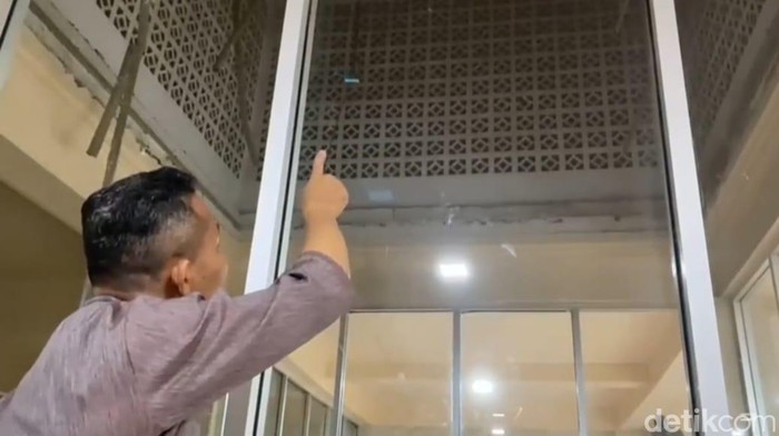 Kubah masjid di Makassar roboh. Kubah masjid di Makassar roboh.