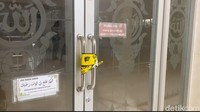 Garis polisi dipasang di pintu masuk untuk memastikan tak ada warga yang nekat masuk ke dalam masjid. Foto: Reinhard Soplantila/detikSulsel.