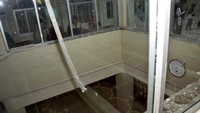 Musibah kubah masjid dari beton yang roboh pada Minggu (26/3) malam dan melukai 12 orang jamaah yang akan salat tarawih. ANTARA FOTO/Abriawan Abhe  