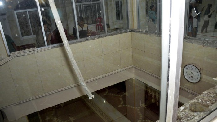 Sejumlah warga melihat kondisi masjid setelah musibah robohnya kubah Masjid Ittifaqul Jamaah di Makassar, Sulawesi Selatan, Minggu (26/3/2023) malam. Sebanyak 12 orang warga terluka akibat tertimpa kubah masjid itu saat akan melaksanakan shalat tarawih sehingga mereka dilarikan ke rumah sakit untuk menjalani perawatan medis. ANTARA FOTO/Abriawan Abhe/nym.