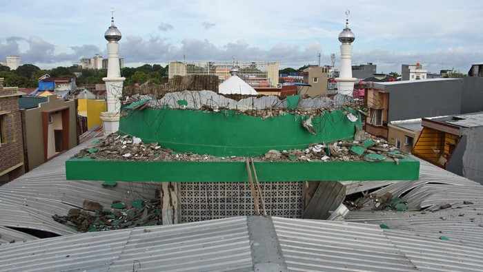 Pengurus melihat kubah Masjid Ittifaqul Jamaah yang roboh di Makassar,  Sulawesi Selatan, Senin (27/3/2023). Musibah kubah masjid dari beton yang roboh pada Minggu (26/3) malam dan melukai 12 orang jamaah yang akan shalat tarawih tersebut penyebabnya diduga karena struktur bangunan yang sudah lapuk. ANTARA FOTO/Arnas Padda/nym.