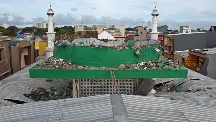 Kubah Masjid Roboh di Makassar