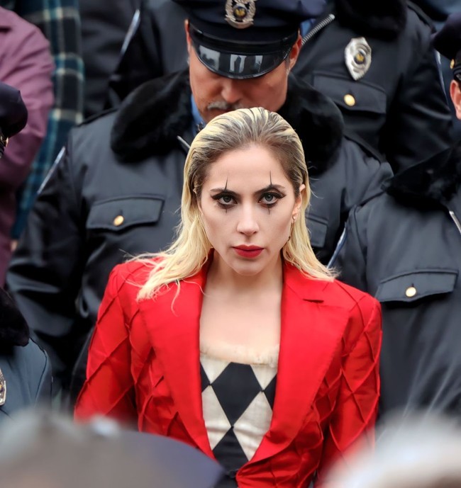 Lady Gaga tampil untuk pertamakalinya sebagai harley Quinn. Ia tertangkap kamera sedang syuting film sekuel ‘Joker: Folie a Deux’ di New York City, AS, pada Sabtu (25/3/2023). Foto: Getty Images