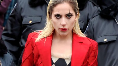 7 Penampilan Perdana Lady Gaga Jadi Harley Quinn, Pakai Jaket Merah